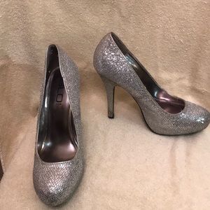Closed toe silver sparkle heel, GLO jeans